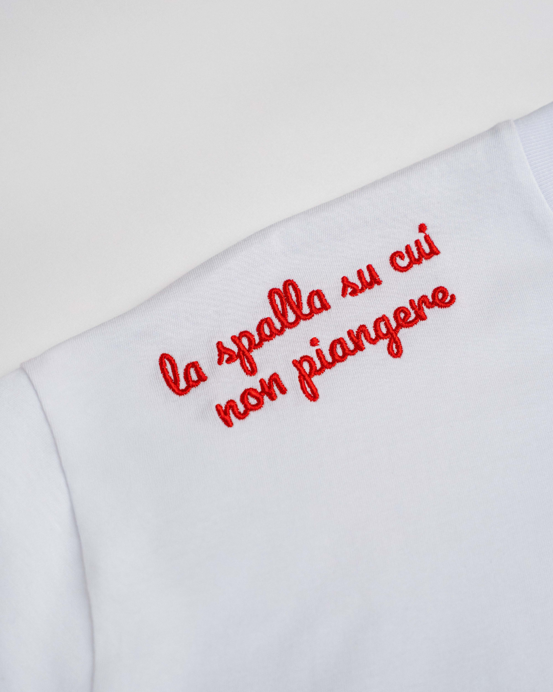 T-shirt la spalla su cui non piangere