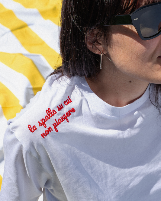 T-shirt la spalla su cui non piangere