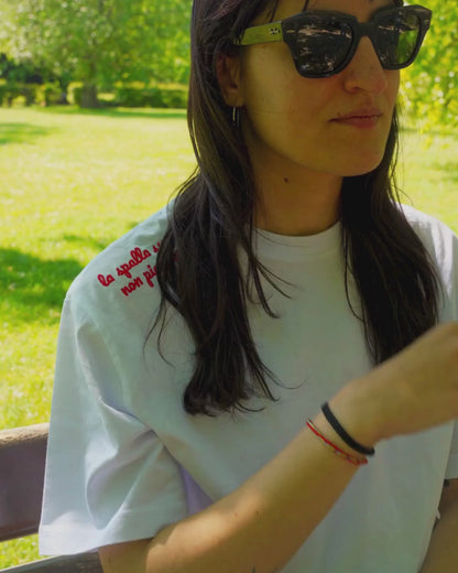 T-shirt la spalla su cui non piangere